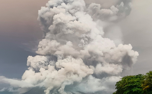 Indonésie: nouvelle éruption du mont Ruang