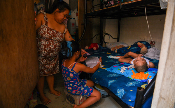 Aux Philippines, des bidonvilles surchauffés remplacent l'école