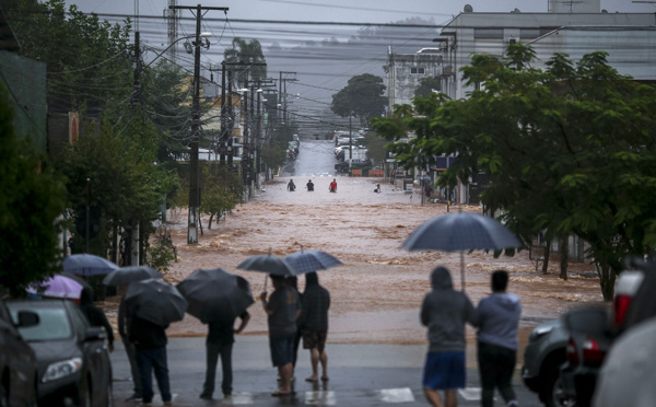 Brésil: 31 morts et 74 disparus dans le sud, submergé par les inondations