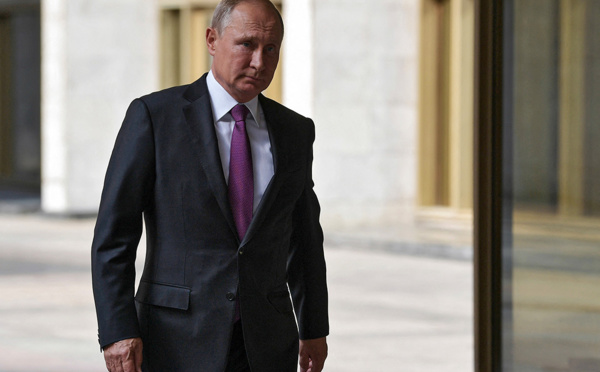 Poutine, investi président, promet aux Russes la victoire