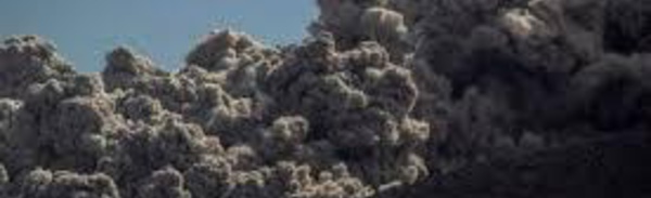 Indonésie: un volcan en éruption bloque des milliers de touristes dans des aéroports