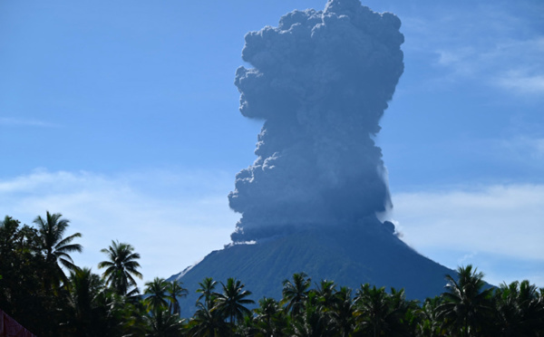 Indonésie: le volcan Ibu projette une énorme colonne de cendres