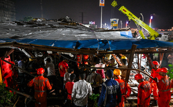 Inde: ouverture d'une enquête sur la chute d'un panneau qui a fait 14 morts