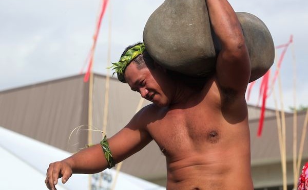Sports Traditionnels – le ‘Géant’ de Tubuai bat le record du lever de pierre.