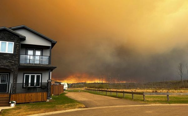 Le feu se rapproche d'une ville pétrolière de l'ouest du Canada