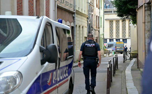 Rouen: un homme armé qui a mis le feu à une synagogue abattu par la police