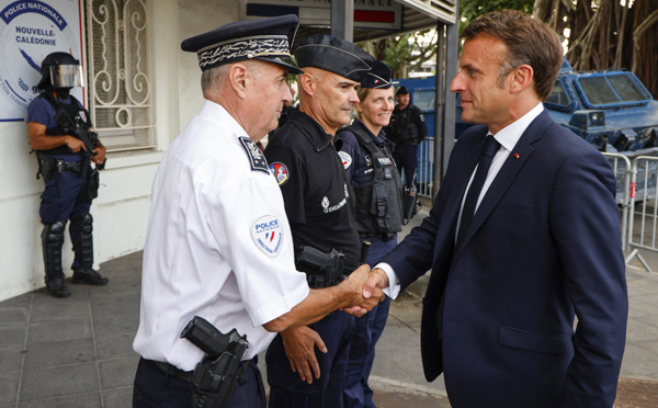 Macron promet de ne pas passer "en force" sur la loi électorale en Nouvelle-Calédonie