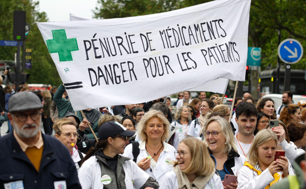 Rideau tiré, pharmaciens dans la rue: première grève depuis 10 ans