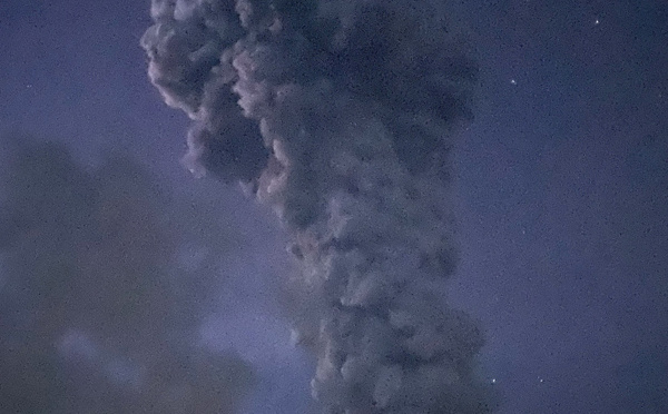 Philippines : éruption explosive d'un volcan, alerte à la population