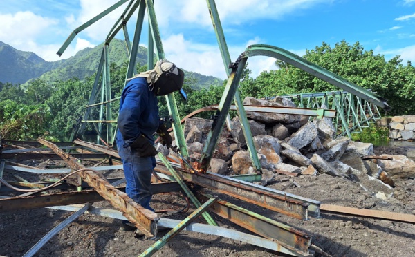 L'ancienne passerelle du PK 0 tire sa révérence