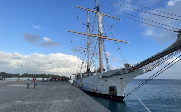 ​Des étudiants américains de passage à Hao