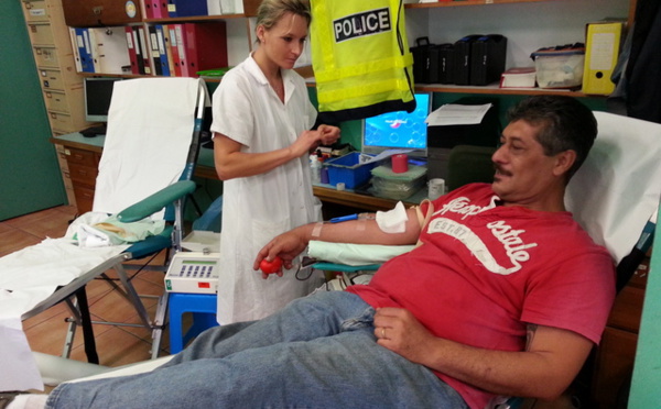 Sensibles à la cause, les policiers donnent leur sang