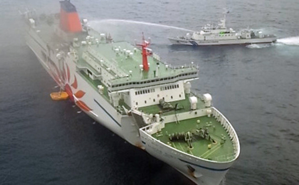 Japon: les secours à bord d'un ferry en feu pour retrouver un membre d'équipage