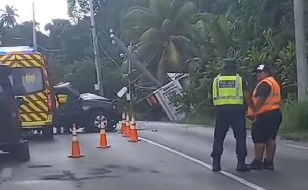 4x4 contre camion à Papara