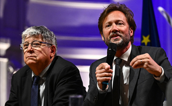 Législatives: devant les patrons, la gauche se défend, le RN veut rassurer