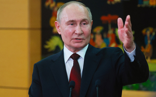 Au Vietnam, Poutine menace de fournir des armes à la Corée du Nord