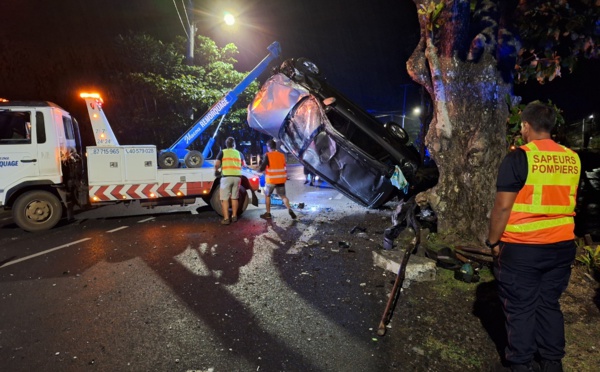 Une voiture termine sa course dans le lagon