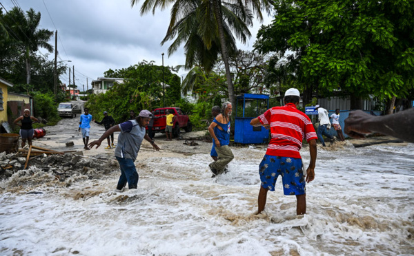 L'ouragan Béryl et ses vents "dévastateurs" touchent le sud des Antilles