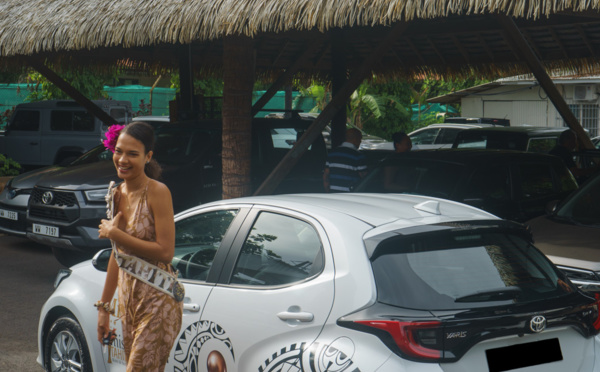 Miss Tahiti reçoit sa nouvelle voiture