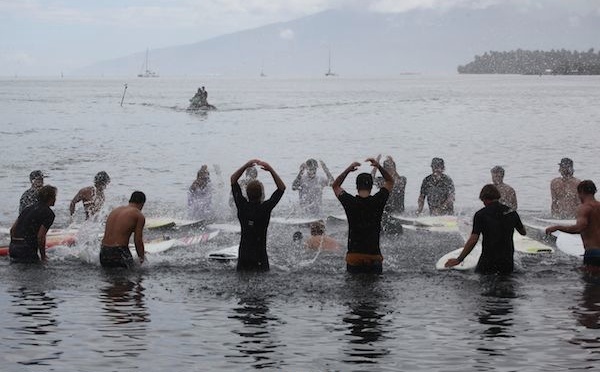Une inauguration de la Billabong Pro Tahiti 2015 en hommage à Ricardo.