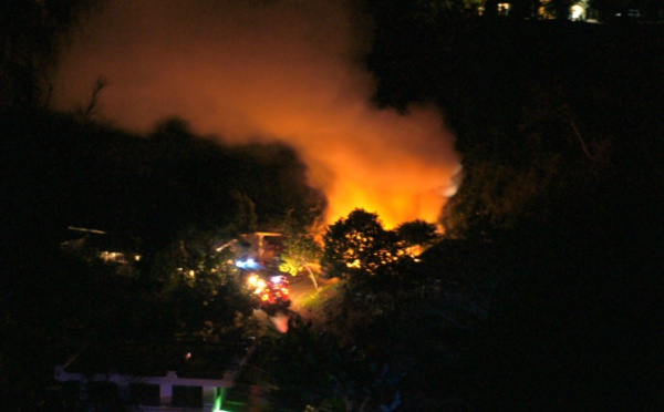 Trois voitures calcinées dans un incendie à Vetea