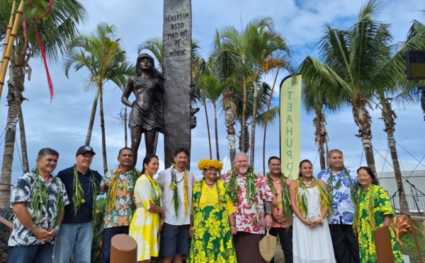 La surfeuse Vēhiātua honorée à Teahupo’o