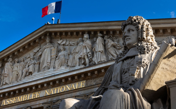 Gouvernement: les discussions patinent à gauche, Macron regrette la désunion dans son camp