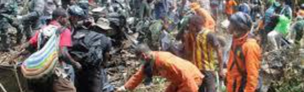 Accident d'avion en Indonésie: premiers corps évacués de la jungle