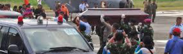 Accident d'avion en Indonésie: les victimes évacuées, des experts français à Jakarta