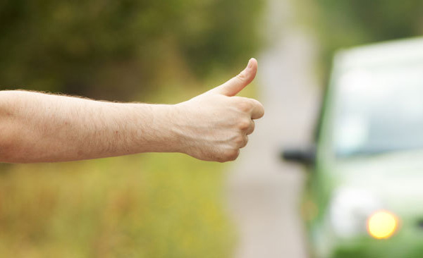 Elle les prend en stop dans la montée de Te Maru Ata, ils volent sa voiture pour la remercier