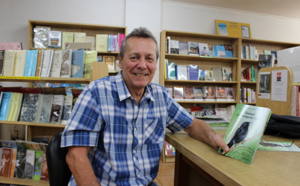 Patrick Chastel signe ʽŌmāmaʽo le Monarque de Tahiti