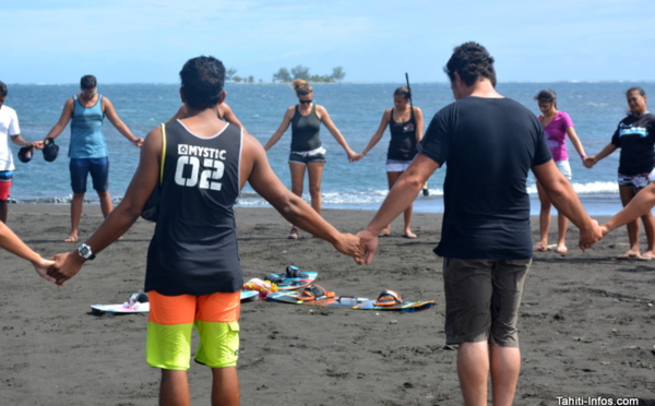  Les kiterboarders de Hitimahana font une dernière prière pour les trois petits noyés