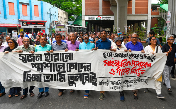 Bangladesh : trois leaders étudiants emmenés hors d'un hôpital par la police, qui dément