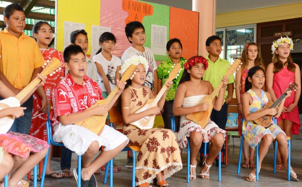 Nicole Sanquer-Fareata et le maire de Punaauia visitent les écoles de la commune