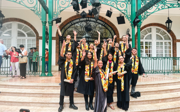 Lancer de coiffes pour les lauréats des écoles de la CCISM