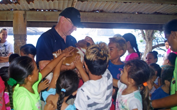 Les chiens chasseurs de rats accueillis chaleureusement à Ua Huka et Rimatara