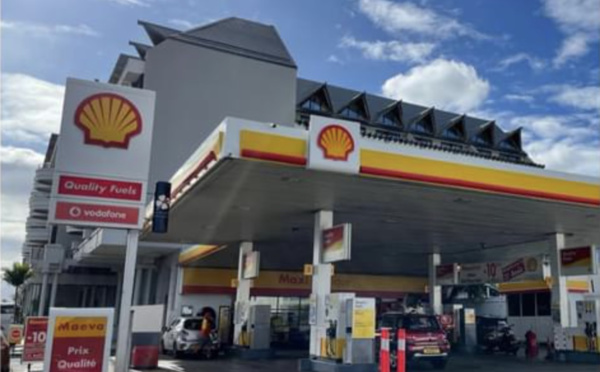 Les pompistes de Shell éteignent un départ de feu dans une voiture