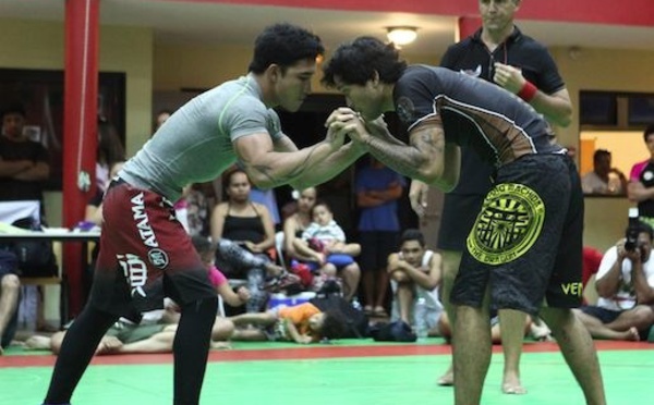 Championnat de lutte – Les ‘gladiateurs’ étaient nombreux dans l’arène.