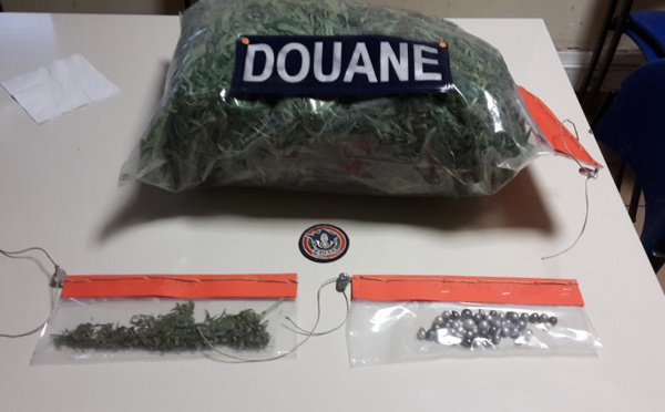 Herbe, plants de paka et perles : deux saisies des douanes cette semaine