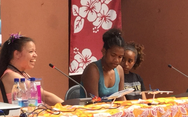 Nathalie Salmon-Hudry reçoit son prix devant 150 lycéens