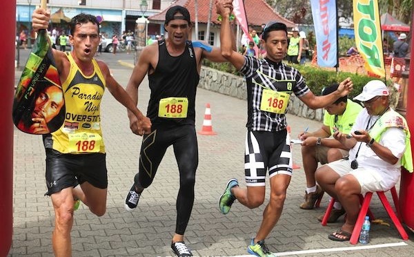 Run, VA’A, VTT - Papeete Nui Raid : Steeve Teihotaata, Teiva Izal et Cédric Wane gagnent ce ‘triathlon local’, malgré une pénalité.