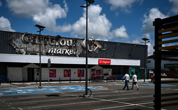 Martinique: nuit de violences urbaines avant une journée de blocages