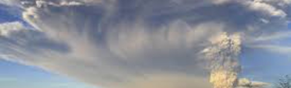 Equateur : le volcan Cotopaxi lâche une colonne de cendres de 2 km de haut