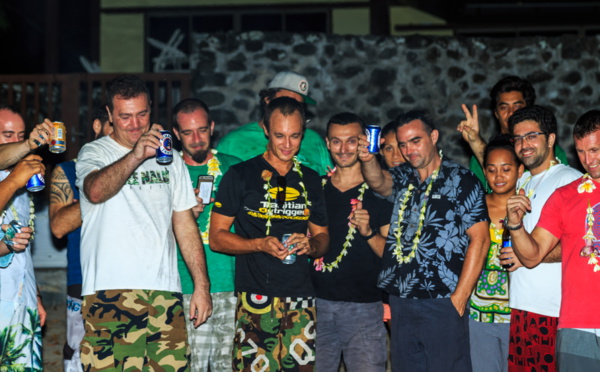 "Adieu Sylvain", à Punaauia, ils rendent hommage à leur ami disparu dans le crash d'hélicoptère de Nouméa