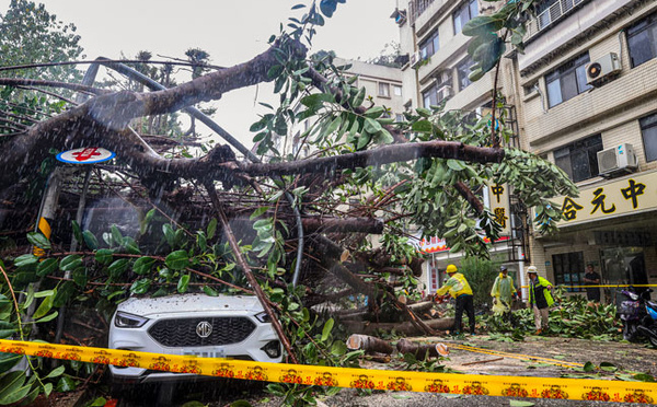 Le puissant typhon Kong-rey fait au moins un mort et 73 blessés à Taïwan