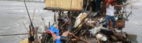 Philippines: le typhon Koppu contraint les habitants à grimper sur les toits