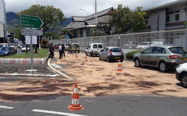 Papeete : du mazout sur la chaussée, gros bouchon au rond-point de la base navale