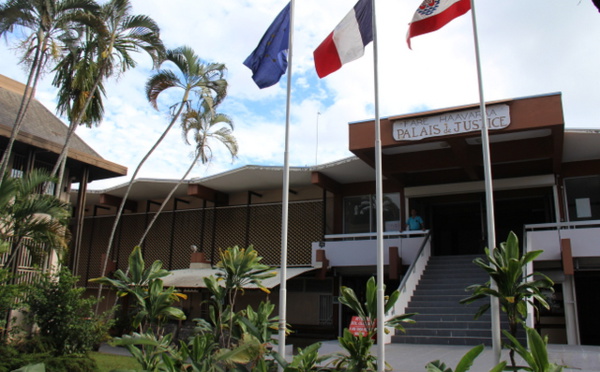 L'escroc trompe la modeste veuve d'un pêcheur et lui soutire l'assurance-vie laissée par son mari