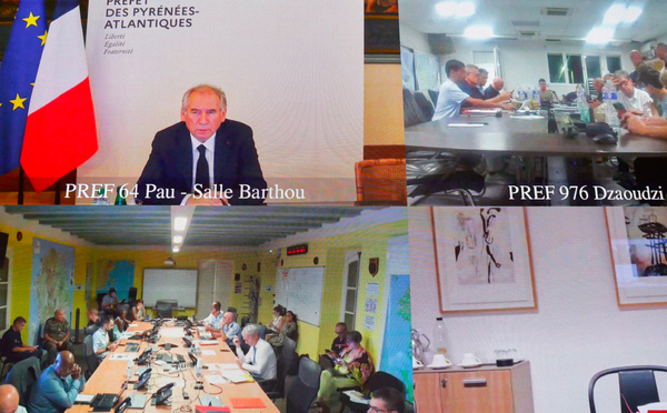 Sous le feu des critiques, Bayrou promet de ne laisser aucun défi "sans réponse"