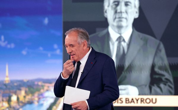 Bayrou promet son gouvernement "avant Noël" et remet les retraites sur la table, sans convaincre la gauche